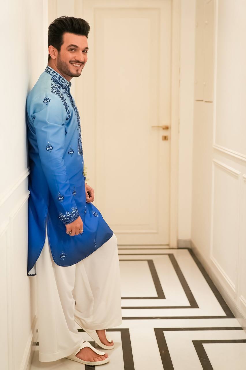 BLUE NECK AND BUTTI EMBROIDERED WORK KURTA PAJAMA SET FOR MEN'S